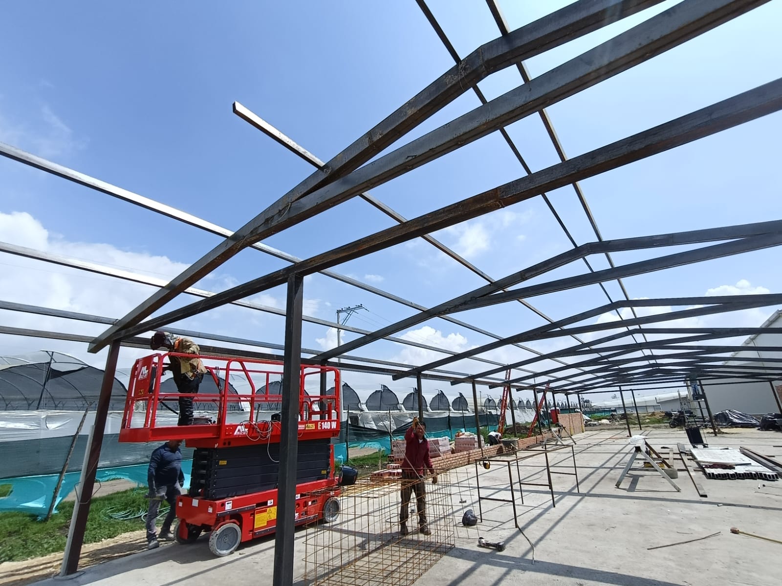 Instalación y soldadura en estructural de casino y vestieres