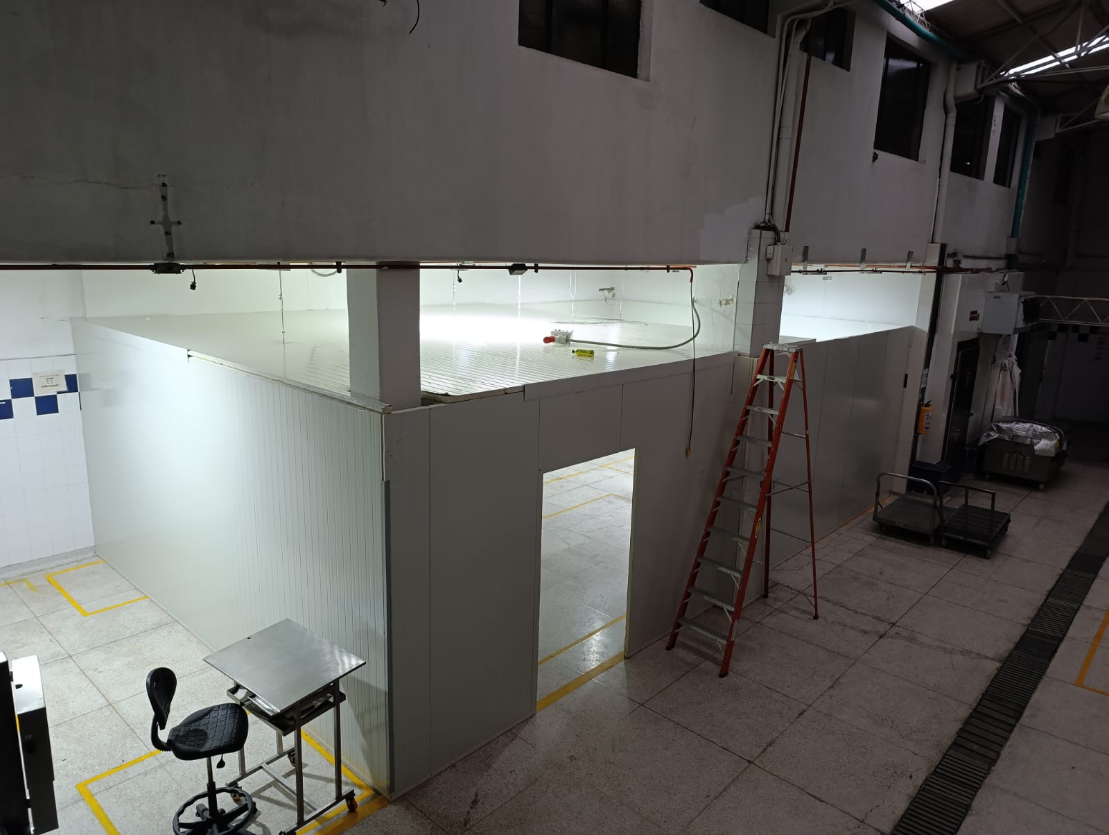 Suministro e instalación de paneles para cuartos fríos
