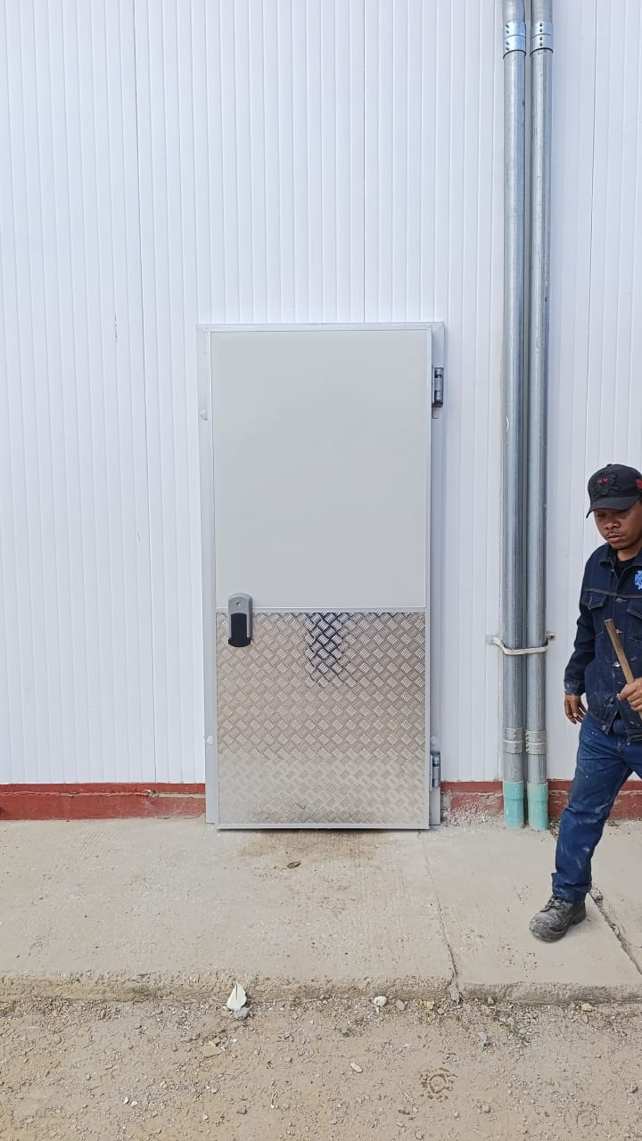 Instalación de puertas de emergencia para cuartos fríos 